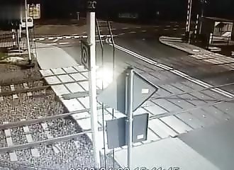 Pologne : une ambulance se fait percuter de plein fouet par un train