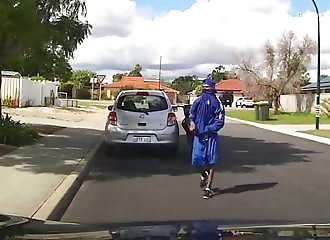  Pickpocketing captured by a dashcam in Australia.