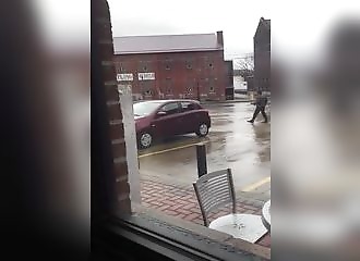 Un homme sort son arme pour tirer dans le pneu d’une voiture (États-Unis)