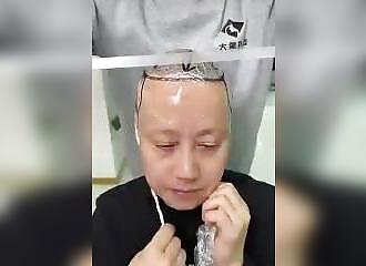 Quelques cheveux sur le crâne, ça change un homme !