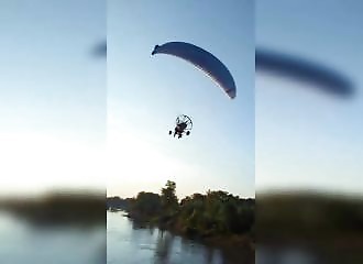 Un parapentiste s’écrase dans une rivière après avoir touché des lignes électriques