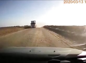 Énorme collision frontale sur une route enveloppée par un gros nuage de poussière
