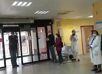 Un chauffeur de taxi qui transporte gratuitement les malades du Covid-19 reçoit une belle surprise (Espagne)