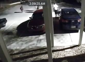 Il tente de voler la mauvaise voiture (3 malabars lui tombent dessus)
