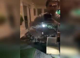 Ils apportent leur soutien aux manifestants, ces derniers les remercient dans la violence
