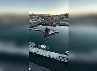 He jumps from a height of 27 metres in a handkerchief (France)