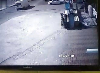 Un homme se fait frapper par un pneu qui s’est détaché d’une voiture