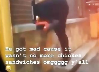 Il devient fou parce qu'il n'y a pas assez de poulet dans son sandwich favori
