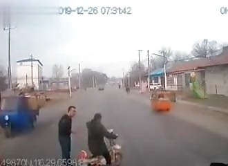 Débile, une motocycliste bloque délibérément la route à un poids lourd et se fait percuter par un autre camion (Chine)