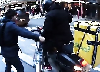 Paris : deux cyclistes empêchent un scootériste de rouler sur une piste cyclable