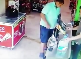 Turquie : il fout la merde dans une supérette !