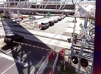 Floride : une voiture se fait percuter par un train, tentative de suicide ou débilité profonde ?