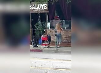 Elle offre un spectacle inoubliable à des clients d'un restaurant