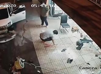 Un conducteur ivre fauche 3 personnes assises devant leur magasin (Thaïlande)