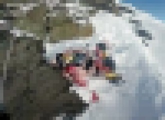 Frozen climber discovered on Mount Everest (Warning - shocking)