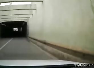 Dans un tunnel, un automobiliste manque de percuter une mère complément conne