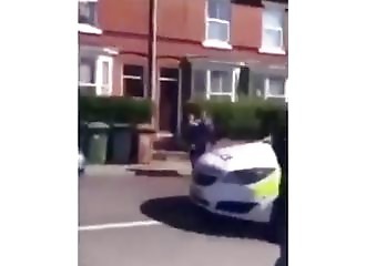 Mini-émeute lors de l’arrestation d’un jeune auteur d’un délit de fuite et qui roule sans permis (Angleterre)