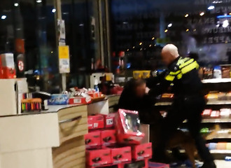 Violente altercation entre un homme et un policier dans une boutique