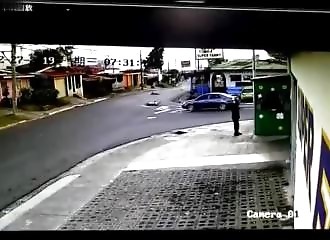 République dominicaine : un motard s’écrase brutalement sur une voiture qui vient de lui couper la route