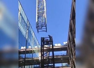 Opérateur de grue VS la façade vitrée d’un immeuble