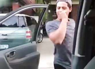Ce gars en a assez de voir des tiktokeurs dans sa rue !