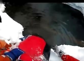 Un skieur hors-piste tombe dans un trou et se casse plusieurs membres