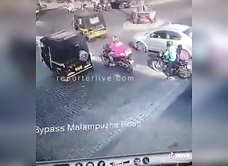 Un chauffeur de taxi court après pousse-pousse devenu fou !