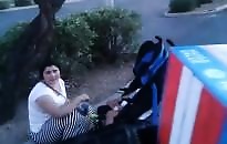 Un motard décide de venir en aide à une femme qui est dans le besoin