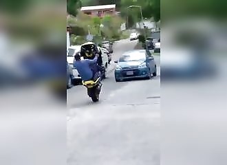 Son meilleur wheelie, sans aucun doute !