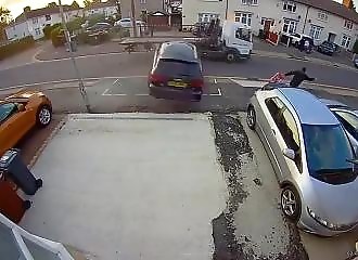 Un automobiliste tente de doubler un camion dans une rue étroite (FAIL)