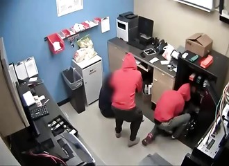 Deux malfrats s’en prennent violemment à une caissière et repartent avec un butin important