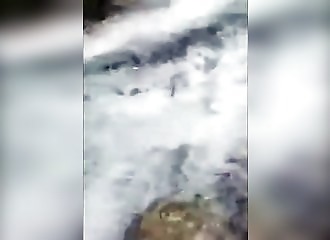 Un homme veut remonter une rivière à contre-courant (Mexique)