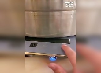 Un homme dépense une fortune pour s’amuser avec de la nourriture