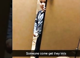 États-Unis : un gamin rend visite à un homme dans les toilettes…