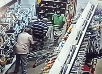 Vieil homme victime d'une bande de voleurs en Afrique du sud