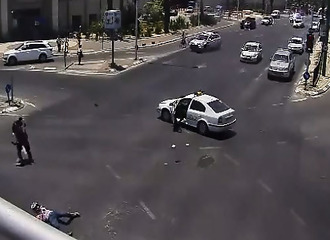 Un scootériste croise le chemin d’un chauffeur de taxi très pressé et il en paye le prix fort