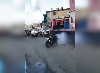 Régis fait un burn en moto