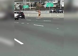 Une femme nue tire au hasard sur le pont de San Francisco