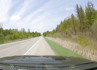 Des cyclistes répondent à un automobiliste et se font punir par le karma