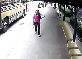 Thaïlande : une lycéenne a la mauvaise idée de descendre d’un bus déjà en marche