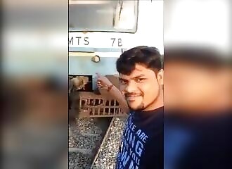 Un selfie avec un train qui arrive tourne mal