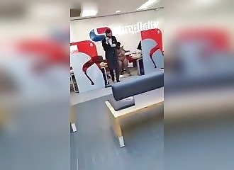 Le cul nu, elle détruit un bureau pour demander un remboursement