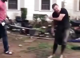 Il attaque son voisin avec une débroussailleuse parce qu'il lui a volé de l'argent