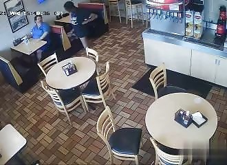 Un client de restaurant se fait harceler par un homme et son énorme bite