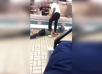 Un client ivre se fait marcher dessus et taser par des employés d'un Burger King