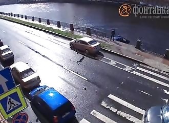 Percutée par une autre voiture, une berline est directement envoyée à l’eau (Russie)