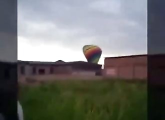 Une montgolfière frappe des lignes à haute tension