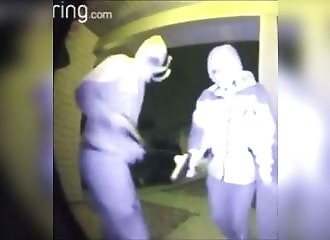 Il tente de rentrer de force dans une maison, ça ne se passe pas comme prévu