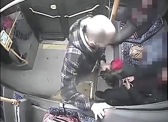 Slovaquie : un gros dingue donne une rose à une personne avant de lui asséner plusieurs coups