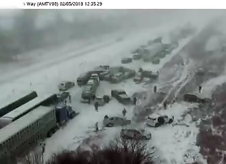Un gigantesque carambolage sur une route verglacée un mort et plusieurs blessés